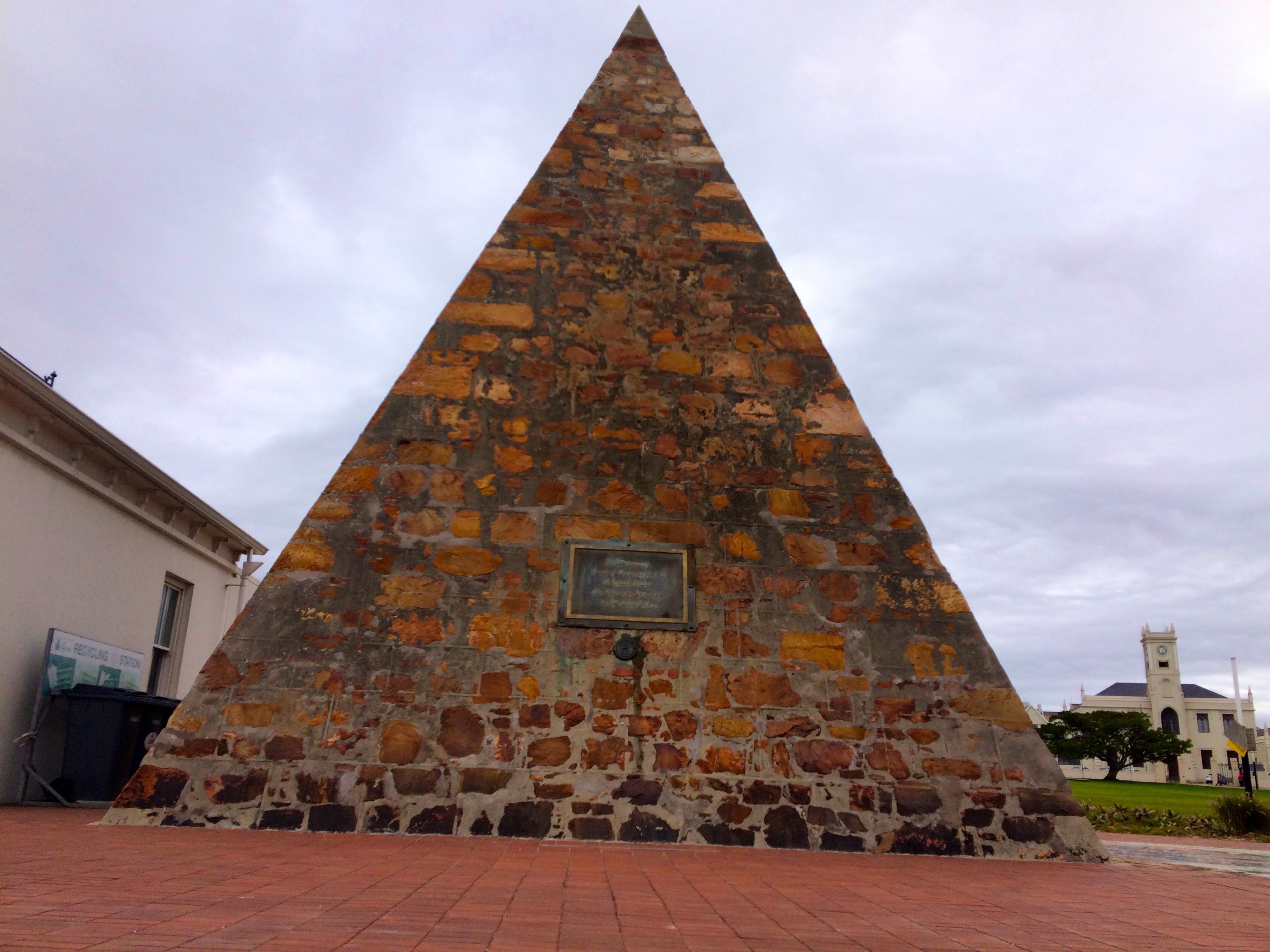 Une pyramide à Port Elizabeth ?! 